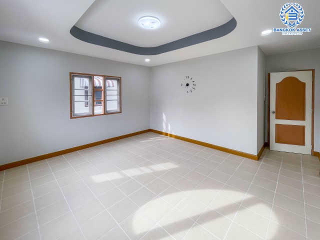 *****ทาวน์เฮ้าส์มือสองย่านกรุงเทพฯ ม.เค.ซี. คลัสเตอร์ รามอินทรา #หลังมุม เนื้อที่กว้างถึง 23 ตร.ว. ฟังก์ชัน 3 ห้องนอน 2 ห้องน้ำ 1 ที่จอดรถ บ้านสภาพสวย พร้อมเข้าอยู่ บนทำเลแห่งการเดินทาง เชื่อมต่อถ.หทัยราษฎร์, ถ.กาญจนาภิเษก, ถ.ศรีนครินทร์, ถ.รามคำแหง ใกล้แฟชั่นไอส์แลนด์